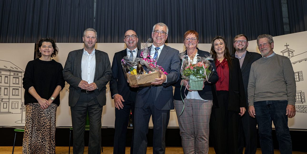 Geschenke und Blumen vom Gemeinderat und den Ortsvorstehern für Ekkehard Fauth und seine Frau Gudrun.