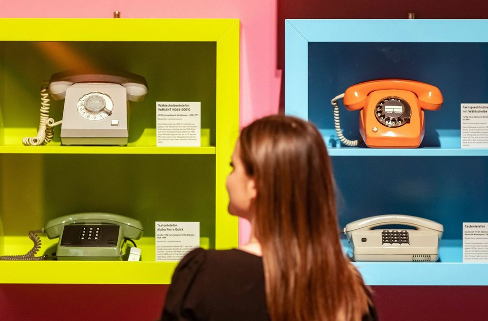 Links die Telefonmodelle der DDR, rechts die BRD-Apparate