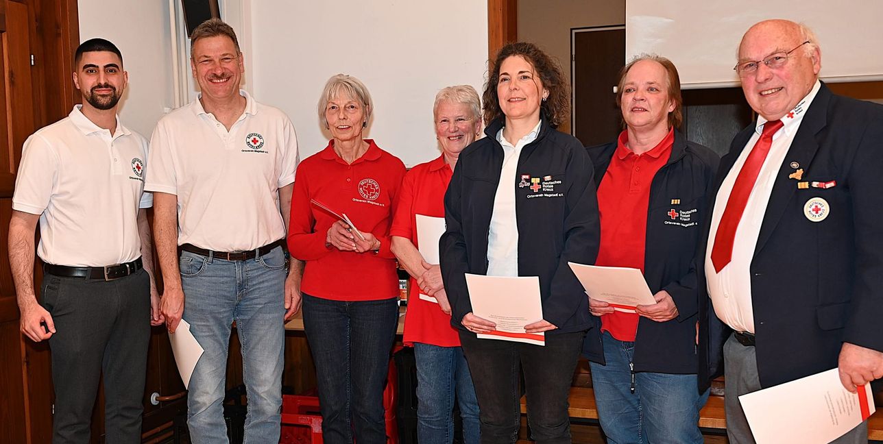 Osman Gümüs, der neue Vorsitzende des Magstadter DRK-Ortsvereins, und sein Vorgänger Wilhelm Vorreiter ehrten die langjährigen Mitglieder gemeinsam. Das Bild zeigt von links:  Osman Gümüs, Thomas Ohmenhäuser (30 Jahre Mitglied), Renate Teufel (40 Jahre), Karin Gaiser (25 Jahre), Schriftführerin Sandra Ohmenhäuser (30 Jahre), Cornelia Staib (40 Jahre) und Wilhelm Vorreiter, den sein Nachfolger anschließend zum Ehrenvorsitzenden ernannte.