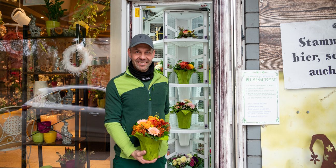 Volker Schmidt vor dem Blumenautomaten, der an sieben Tagen geöffnet ist. Bild: Nüßle