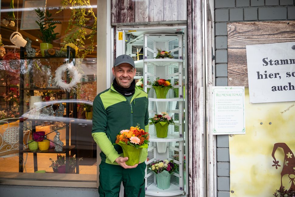Volker Schmidt vor dem Blumenautomaten, der an sieben Tagen geöffnet ist. Bild: Nüßle