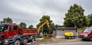 Wie hier im oberen Wengertweg in Deufringen wurden bei drei Regenüberlaufbecken in der Gesamtgemeinde neue kleine Häuser erstellt, die die Schaltschränke ersetzen. Bild: Richter