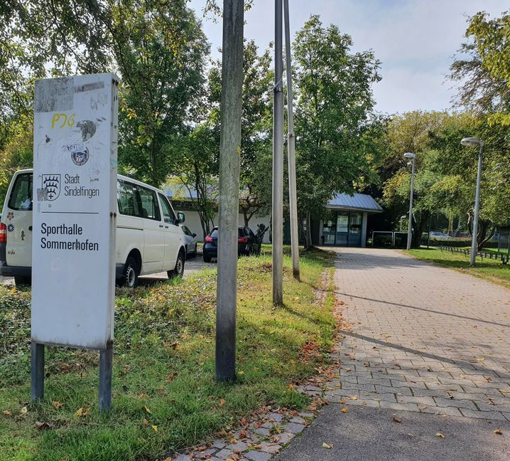 Die Sindelfinger Sommerhofenhalle ist kein Impfzentrum mehr – aber auch noch nicht die Sporthalle, wie man sie kennt.       Bild: Wegner