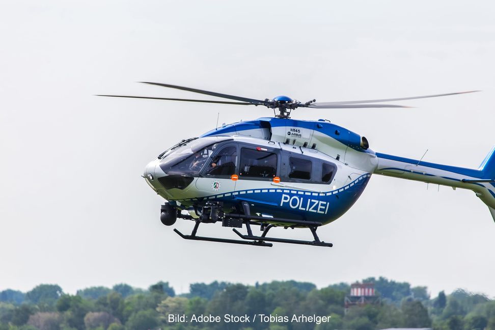 Die Polizei setzte am Samstagabend auch einen Hubschrauber sein, um den Tatverdächtigen zu ermitteln.