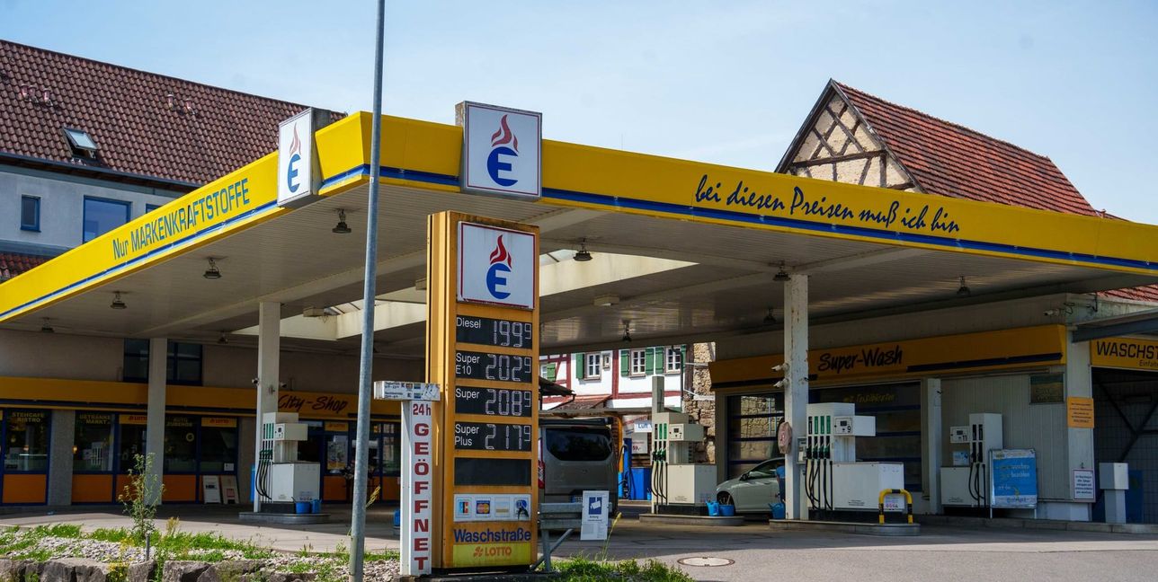 Die Tankstelle in Darmsheim wurde am Samstagabend überfallen.