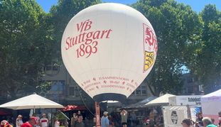 Nicht nur der kleine Heißluftballon hinterließ bei den Besuchern der VfB-Ländlestour Eindruck.