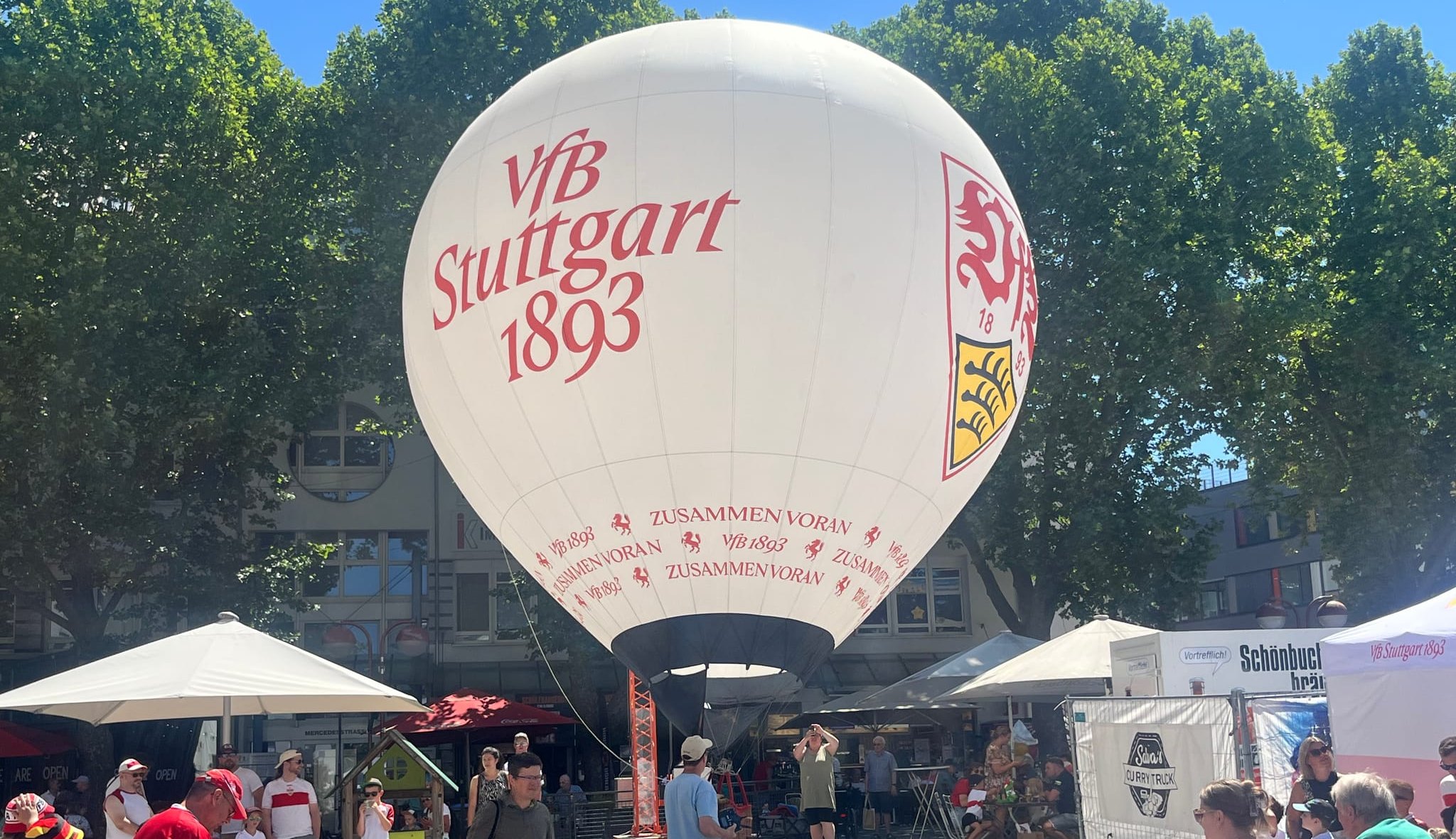 Nicht nur der kleine Heißluftballon hinterließ bei den Besuchern der VfB-Ländlestour Eindruck.