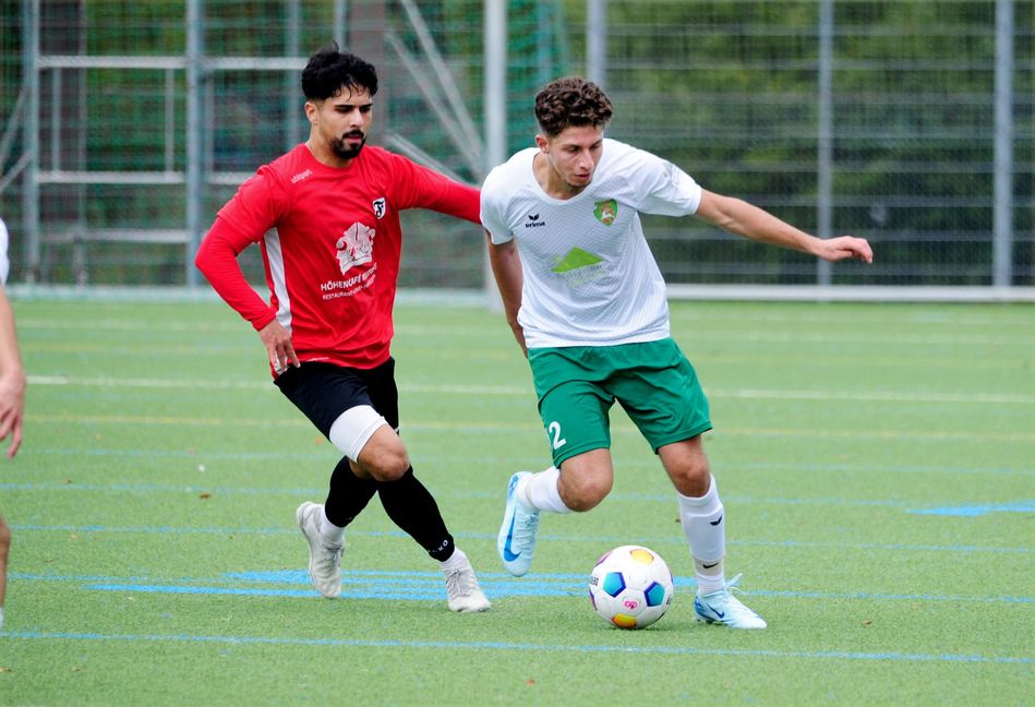 Sefa Yilmaz (rechts) und die Spvgg Holzgerlingen wollen gegen Echterdingen II den sechsten Sieg im sechsten Heimspiel. Bild: photostampe/A