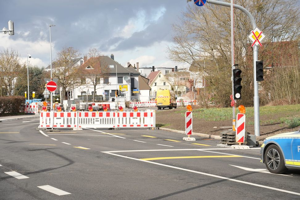 Der zweite Bauabschnitt in der Schönaicher Straße dauert voraussichtlich bis Ende April.  Die Schönaicher Straße ist zwischen Achalm-/Schönbuchstraße und Brunnenstraße gesperrt. Die Bushaltestelle wird barrierefrei ausgebaut und die Stadtwerke erneuern private Hausanschlüsse.
