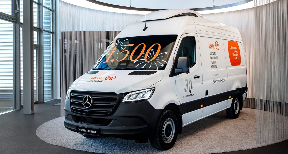 Der Jubiläums-Sprinter ist mit einem Frischdienstausbau des Mercedes-Benz Van Solution Partners Kerstner versehen.