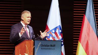 Der ehemalige Bundespräsident Christian Wulff fand bei seiner Rede deutliche Worte zur AfD und zur Verantwortung, die Deutschland seiner NS-Geschichte wegen trägt.