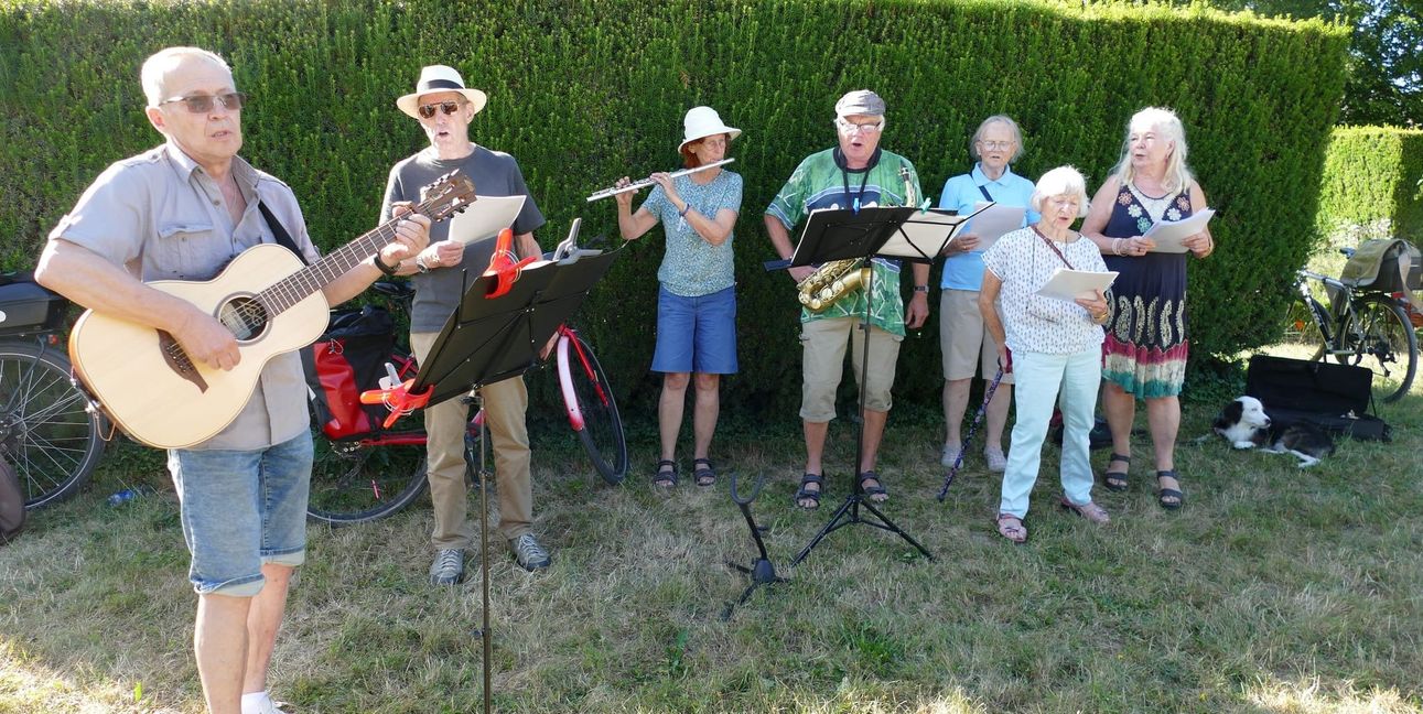 Jeden Freitag erklingen im Sommerhofenpark die Lieder von Ingeborg Aruevbose & Friends.