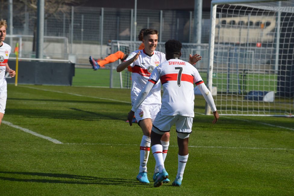 Der Sindelfinger Eliot Bujupi hatte in der abgelaufenen Saison mit dem U17-Nachwuchs des VfB Stuttgart reichlich Grund zum Jubeln - nur nicht am Sonntag nach dem verlorenen DM-Finale gegen den FC Schalke 04. Bild: Zvizdiç