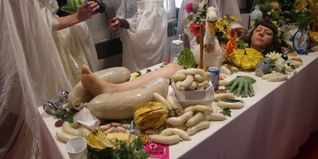 Bei einer Performance im von ihr gestalteten „Raum der Gastlichkeit“ hat sich die Münchner Künstlerin Gabi Blum während der Vernissage ihrer Ausstellung „The Rise and the Fall (of the Great)“, die bis zum 17. Mai im im Deutschen Fleischermuseum am Böblinger Marktplatz zu sehen ist, zwischen Weißwurst-Bergen selbst serviert.