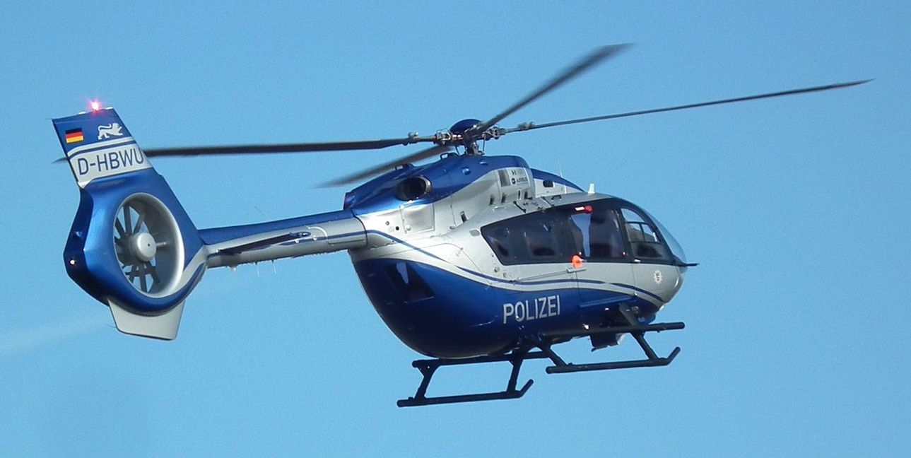 Solch ein Polizeihubschrauber war am Montagmittag am Himmel über Böblingen und Sindelfingen zu sehen.