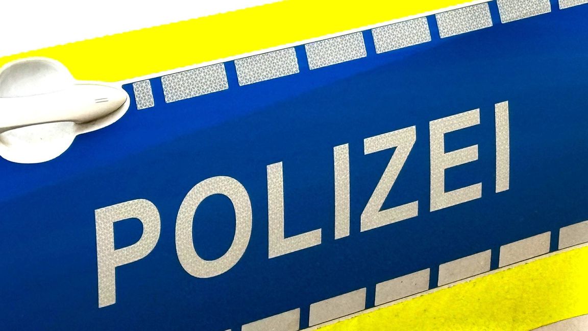 Laut Polizei hatte die Transportertür einen technischen Defekt. (Symbolbild)