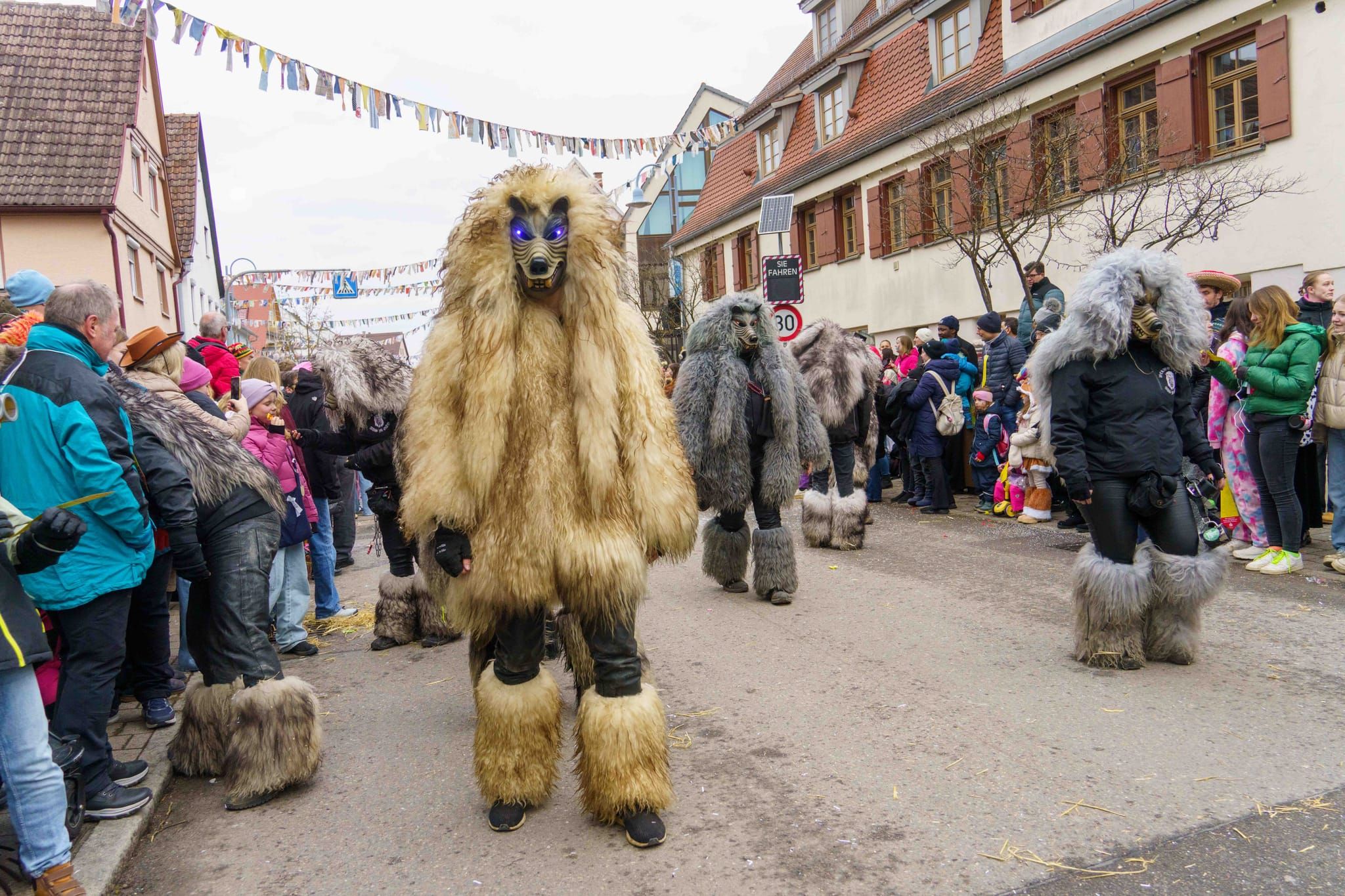 Buntes Treiben beim 19. Ehninger Karneval- und Fasnetsumzug.