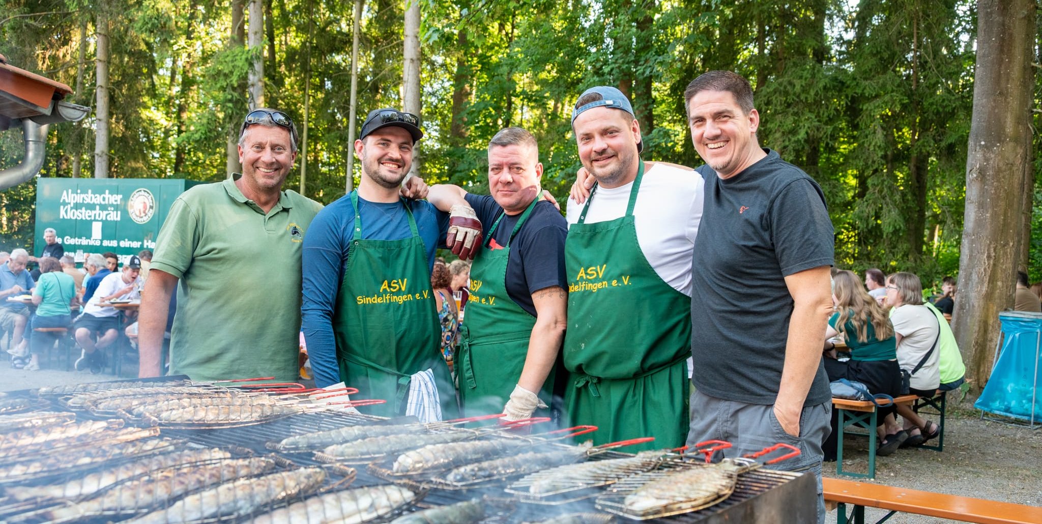 Roland Narr (links) kann sich auf seine Grillhelfer verlassen: Marcel Seeger, Christian Binder, Alen Radanovic und Ralf Stiebler