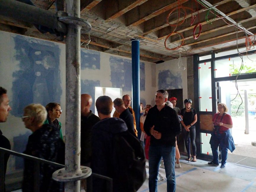 Bürgermeister Ioannis Delakos und amtierende und ehemalige Gemeinderäte besichtigten den Stand der Sanierungsarbeiten in der Berkenschule.