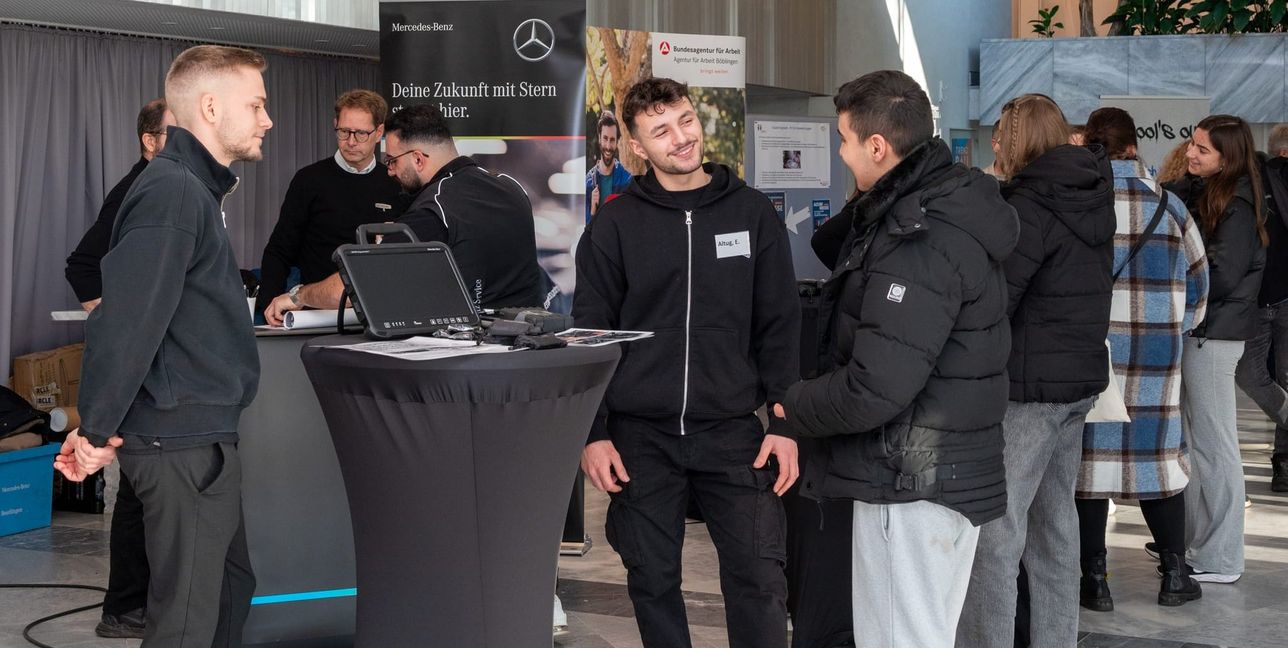 Gespräche zwischen Auszubildenen und Interessierten nutzten viele Besucher . Bilder: Nüßle