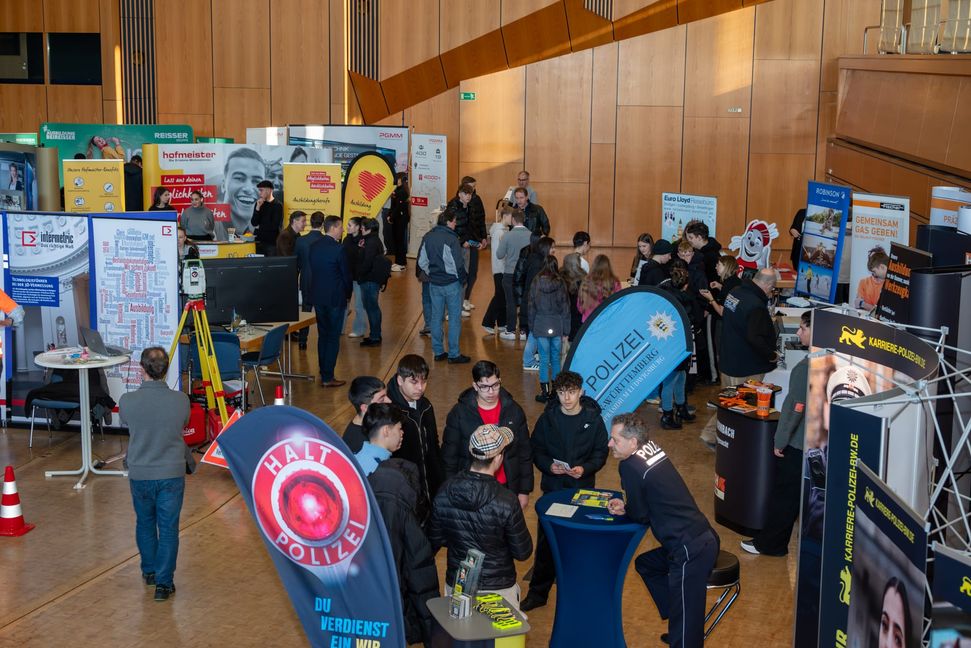 Ins Gespräch kommen und sich informieren, stand im Mittelpunkt der Azubi-Messe.