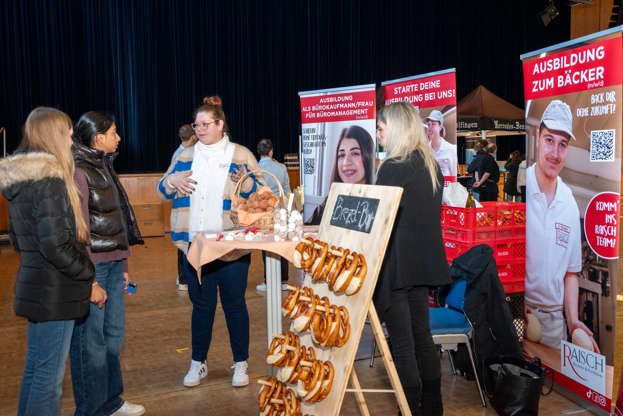 Alexandra Schulze, Personalmanagerin in der Bäckerei Raisch (Mitte) zeigte die beruflichen Möglichkeiten im Handwerk auf.