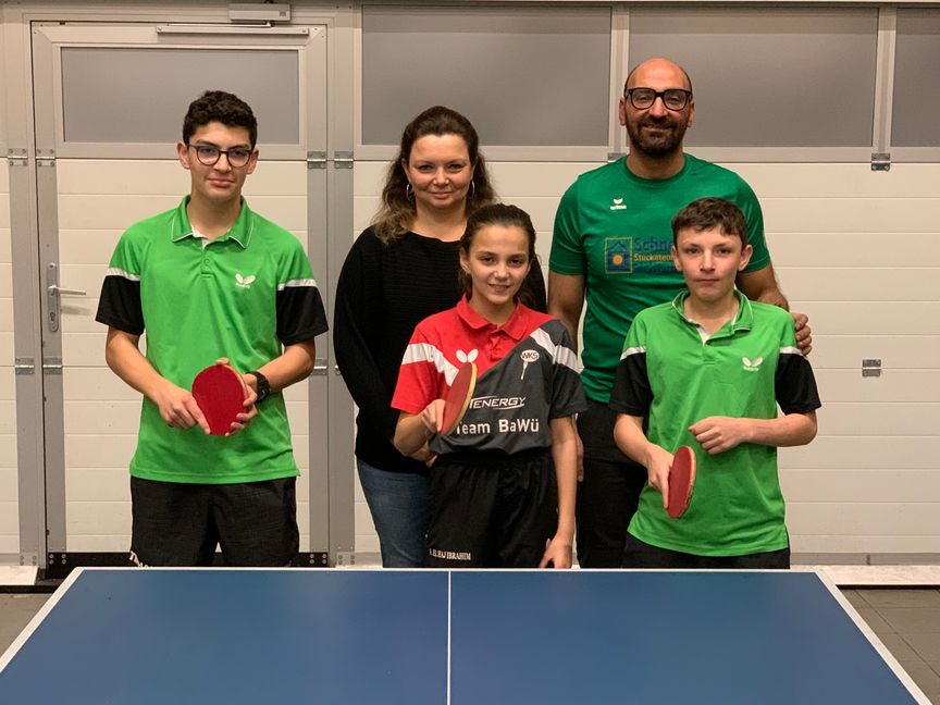 Tischtennis als große Leidenschaft: Familie El Taj; Ahmad, Anja, Talal (hintere Reihe von links). Fatme, Mahmoud (vorne). Bild: Holzapfel