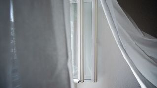 Auf oder zu – wie bleibt die Hitze draußen? (Symbolbild)