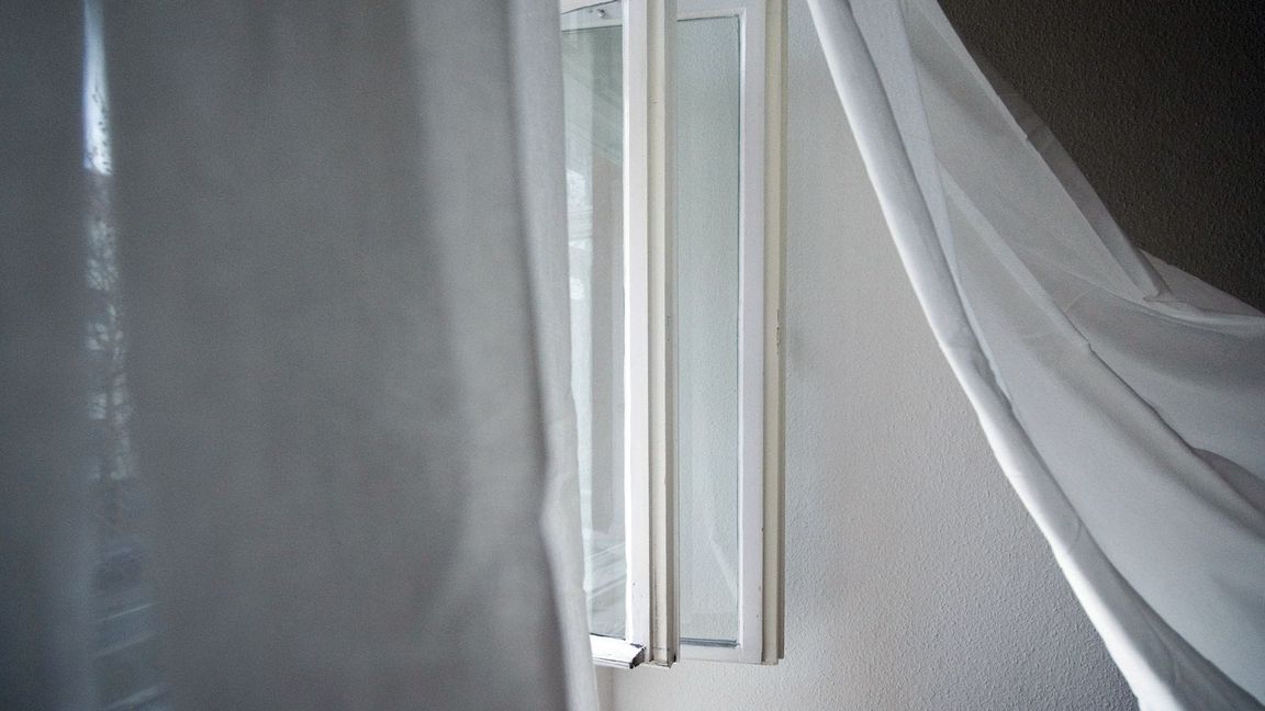 Auf oder zu – wie bleibt die Hitze draußen? (Symbolbild)