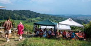 Weingenuss mit Blick ins Ammertal. Bild: Jung