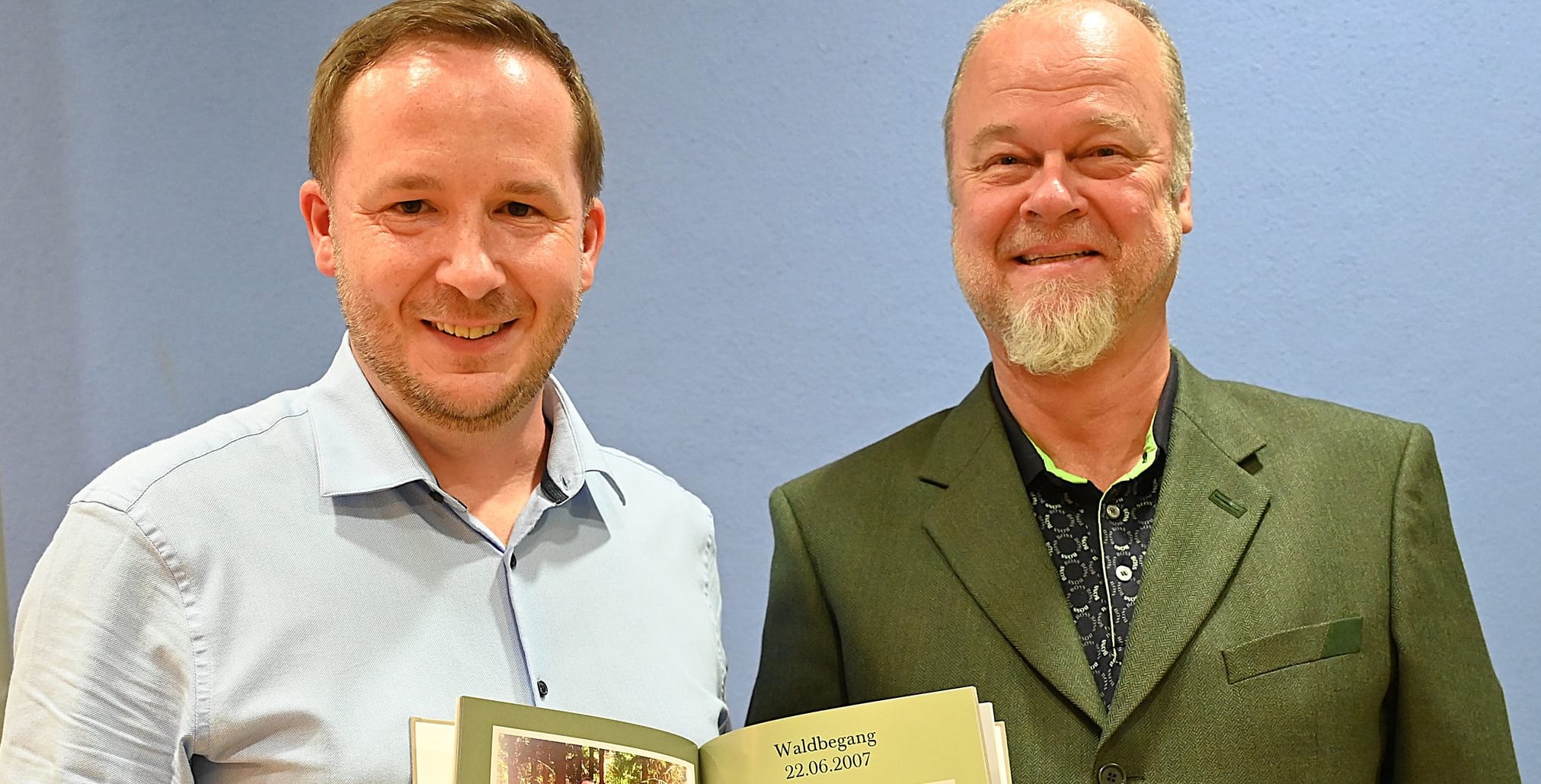 Bürgermeister Florian Glock (links) verabschiedete Jochen Müller mit einem Fotoalbum, in dem die wichtigsten Stationen des seitherigen Magstadter Försters festgehalten sind,  Bild: Reichert