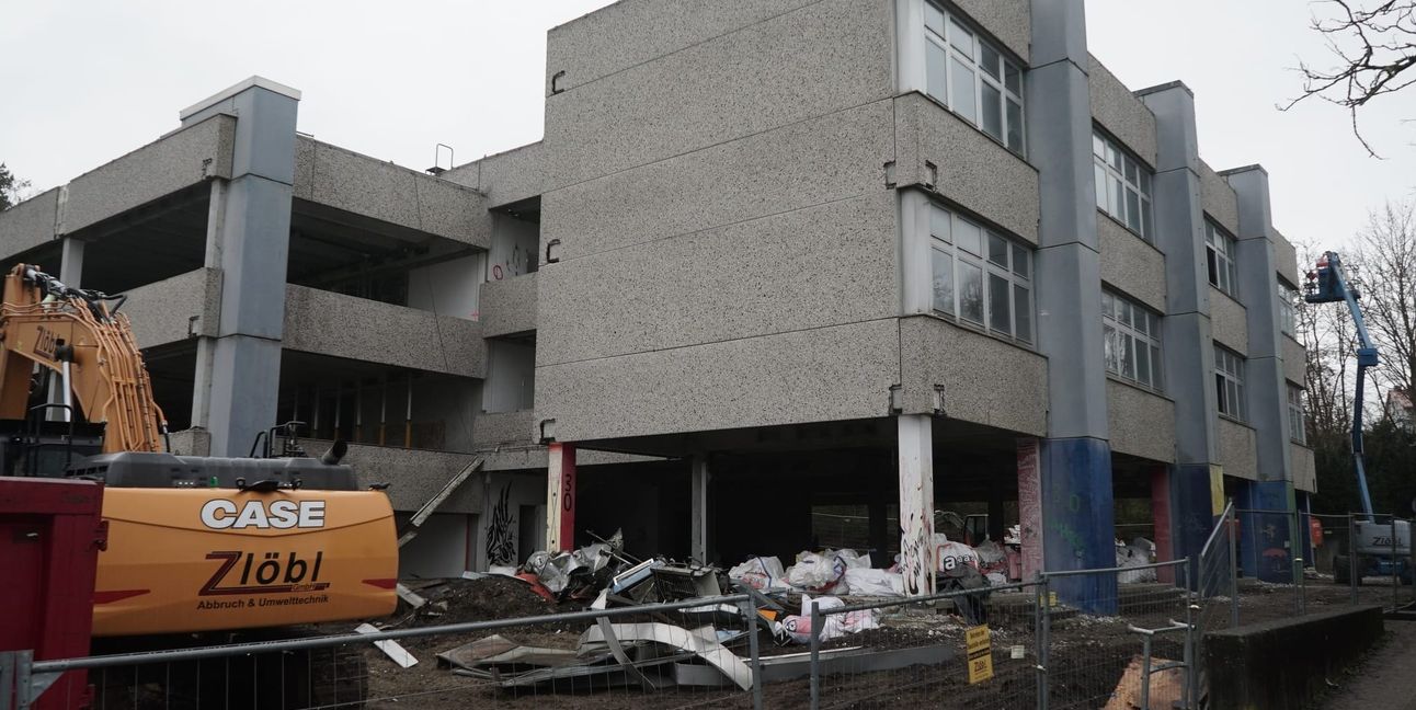 Die ehemalige Rappenbaumschule wird derzeit abgerissen. Ob dort nochmal eine Schule hinkommt, ist derzeit offen.