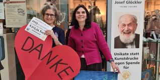 Martina Steinbrenner (links) vom Verein PCT, und Ursula Claß-Weiss vom „Markt der Unikate“ im Stern-Center, freuen sich, dass 2025 rund 8500 Euro für das Kinderprojekt zusammengekommen sind.
