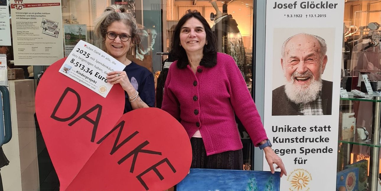 Martina Steinbrenner (links) vom Verein PCT, und Ursula Claß-Weiss vom „Markt der Unikate“ im Stern-Center, freuen sich, dass 2025 rund 8500 Euro für das Kinderprojekt zusammengekommen sind.