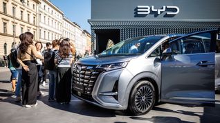 Ein Fahrzeug des chinesischen Herstellers BYD bei der letzten IAA in München. Auf deutschen Straßen sind sie noch sehr selten.