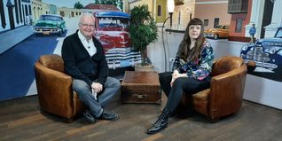 Gabi Blum (rechts) zeigt bis Mai 2026 unter den Motto "The rise and the fall" Teile ihrer bisherigen Arbeiten in Böblingen. Im Stadtgespräch Böblingen mit Hans-Jörg Zürn (Sindelfinger Zeitung/Böblinger Zeitung) erläutert sie, was die Besuchenden dabei erwartet.