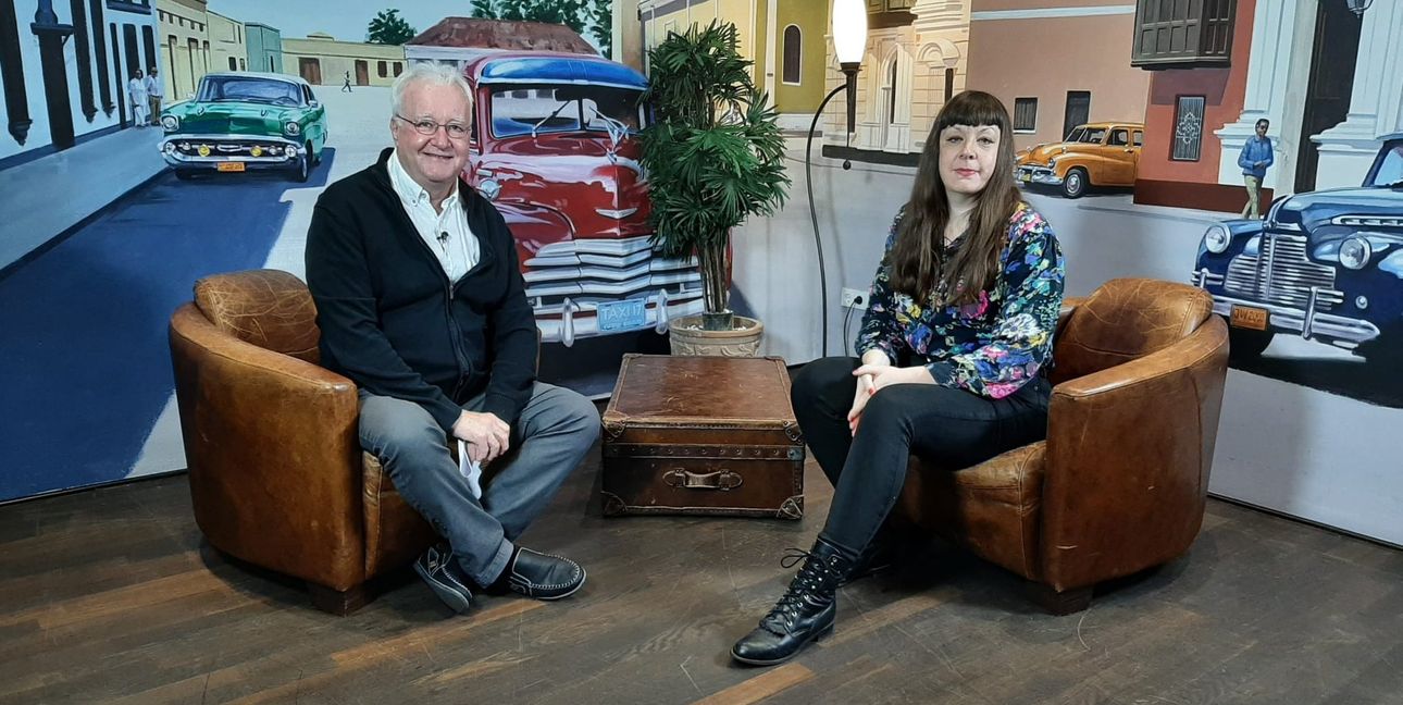 Gabi Blum (rechts) zeigt bis Mai 2026 unter den Motto "The rise and the fall" Teile ihrer bisherigen Arbeiten in Böblingen. Im Stadtgespräch Böblingen mit Hans-Jörg Zürn (Sindelfinger Zeitung/Böblinger Zeitung) erläutert sie, was die Besuchenden dabei erwartet.