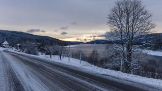 In Teilen Baden-Württembergs kann es glatt auf den Straßen werden.