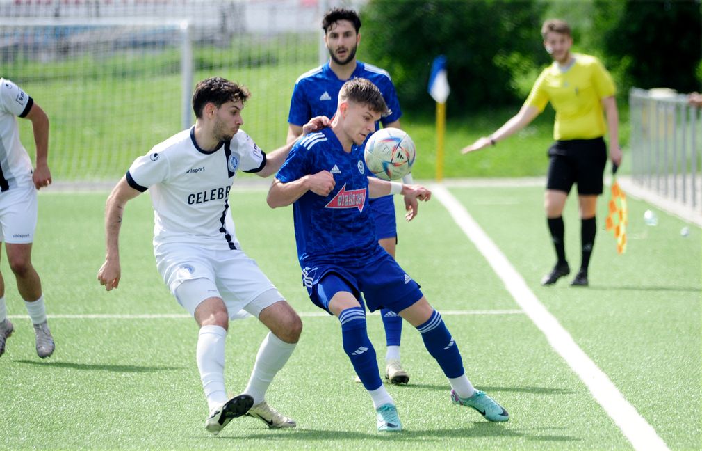 Für Philipp Horny (am Ball) und den VfL Sindelfingen reichte es trotz einer couragierten Leistung nur zu einem Punkt gegen Young Boys Reutlingen.Damit spielt der VfL wohl auch nächste Saison in der Landesliga.
