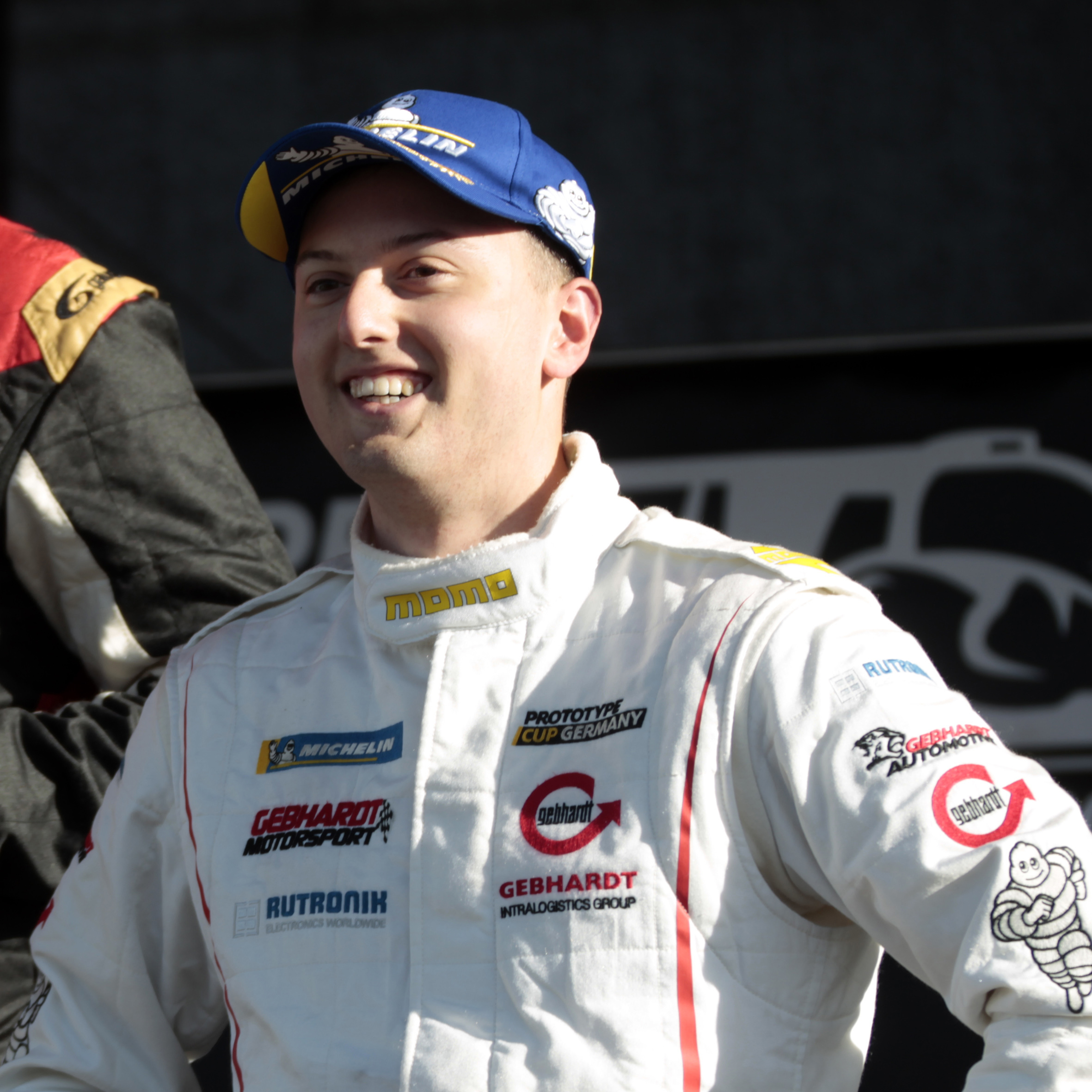 Trotz der Qualifikation nach dem ersten Rennen konnte Jacob Erlbacher am Ende wieder lächeln. Bild: z