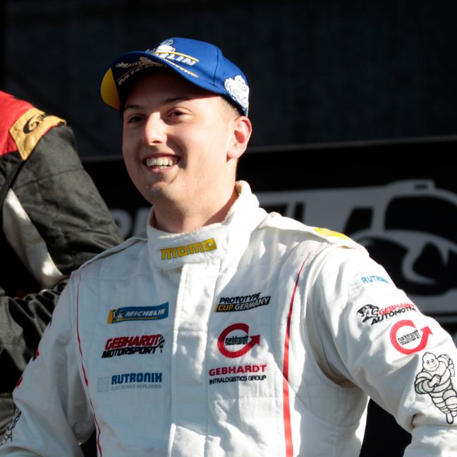 Trotz der Qualifikation nach dem ersten Rennen konnte Jacob Erlbacher am Ende wieder lächeln. Bild: z