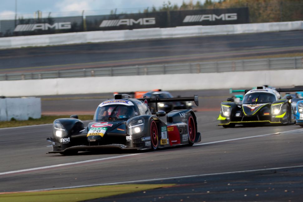 Jacob Erlbacher auf dem Nürburgring. Die Kamera fur dabei mit. Bild: z