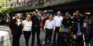 Motorrad-Club Sprecher Frank Heyden (Zweiter von rechts) brachte auf seiner Harley den ersten Kasten Moucho-Jubiläumsbier. Links von ihm OB Dr. Bernd Vöhringer, Wolfgang Stierle, Benjamin Schilling, Sascha Luft, Jana Bechtle und Frank Bechtle.