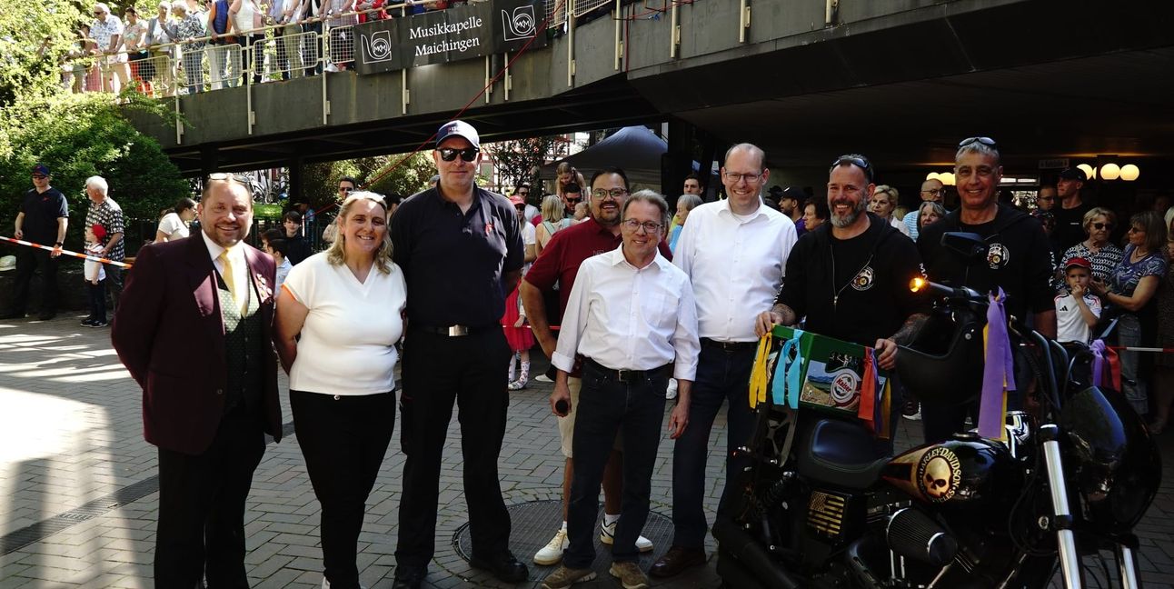 Motorrad-Club Sprecher Frank Heyden (Zweiter von rechts) brachte auf seiner Harley den ersten Kasten Moucho-Jubiläumsbier. Links von ihm OB Dr. Bernd Vöhringer, Wolfgang Stierle, Benjamin Schilling, Sascha Luft, Jana Bechtle und Frank Bechtle.