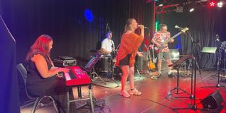 Steffi Beha und Band auf der Bühne des Pavillons.