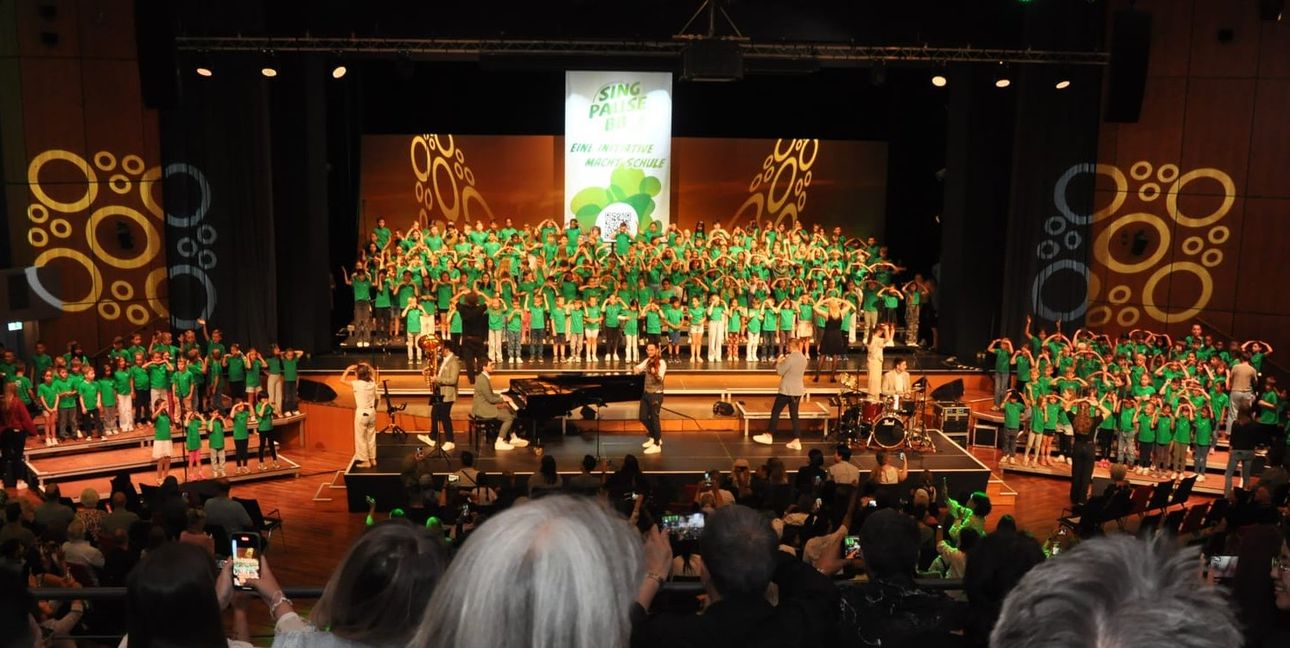 Gänsehaut-Moment im Europasaal der Kongresshalle: Hunderte Schüler der Eduard-Mörike-Schule bringen mit grünen T-Shirts und großer Begeisterung die Bühne zum Strahlen. Bilder: Klemm