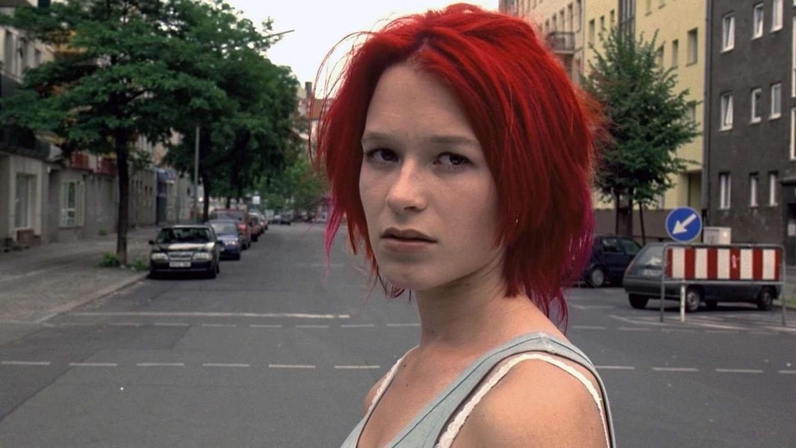 Gleich flitzt sie los: Franka Potente im 1998er Film „Lola rennt“, der drei Varianten einer Geschichte zeigt.   Bild: z