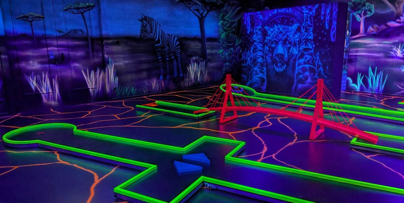 Blacklight-Golf im Dream-Bowl Böblingen.