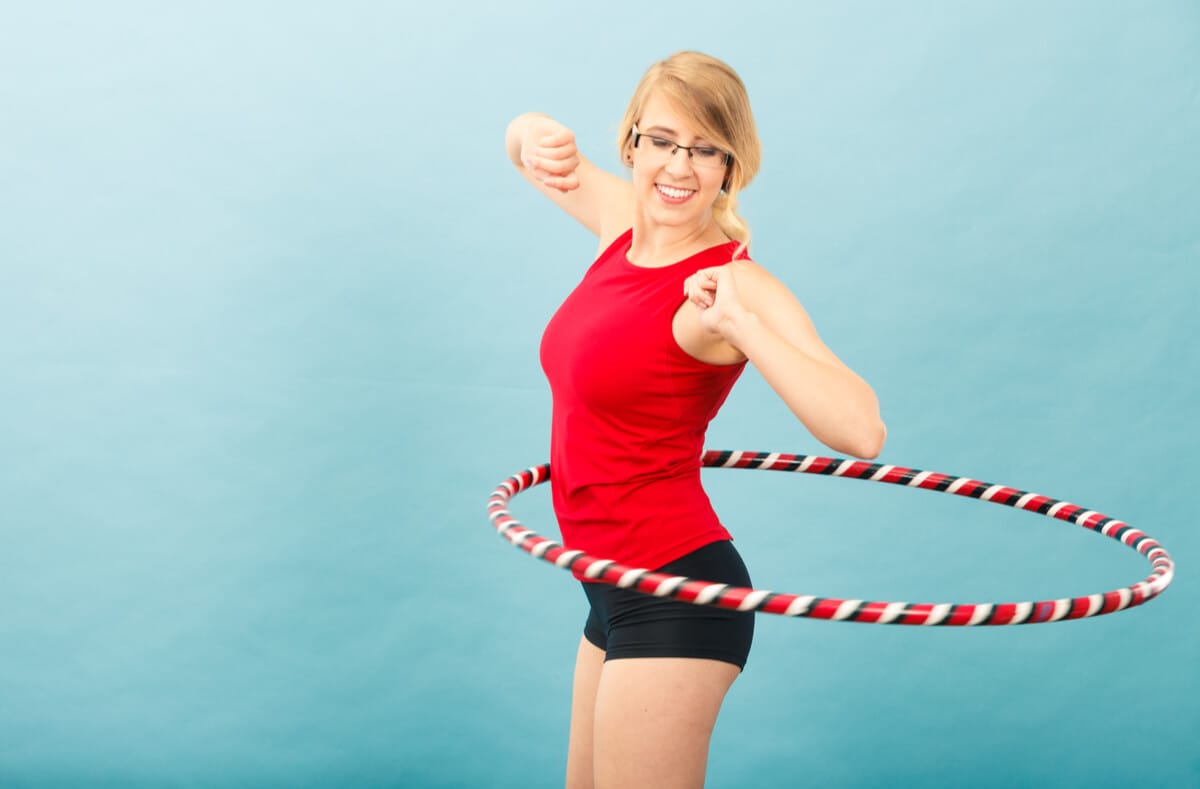Hier zeigen wir Ihnen, worauf Sie achten müssen, wenn Sie mit dem Hula Hoop abnehmen wollen.