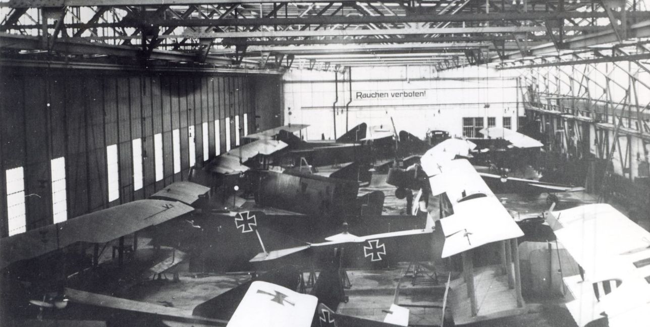 Blick in die Daimler-Produktionshalle, in der Flugzeuge hergestellt wurden.